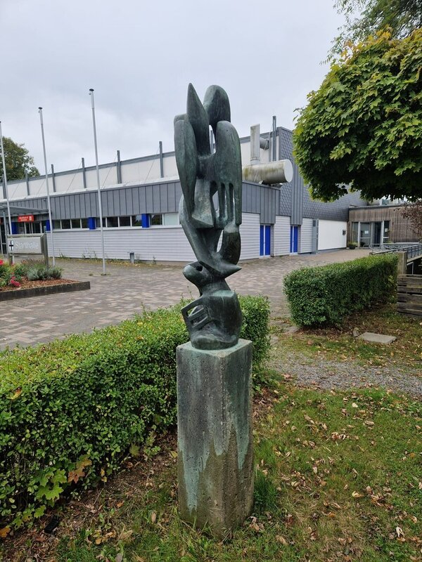 Bild vergr&ouml;&szlig;ern: Die Skulptur "Aufsteigende V�gel" an der Stadthalle