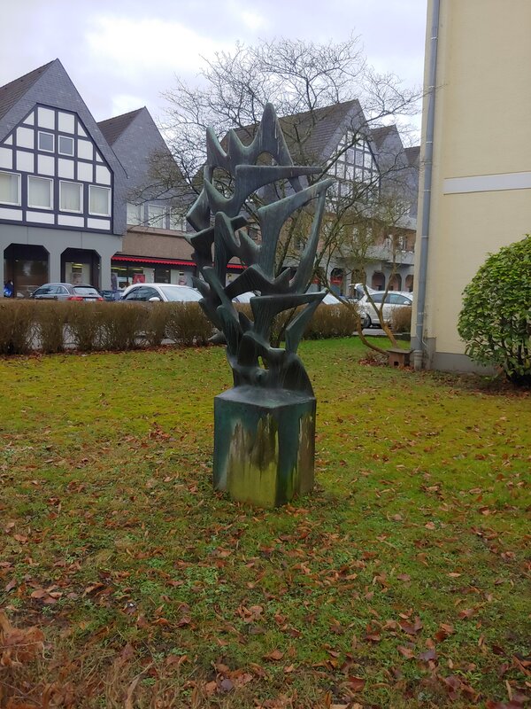 Bild vergr&ouml;&szlig;ern: Die Skulptur vor der Attandarra Schule am S�dwall