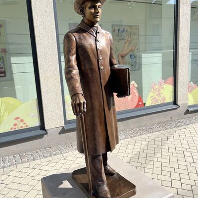 Bild vergr&ouml;&szlig;ern: Eine Bronzefigur.