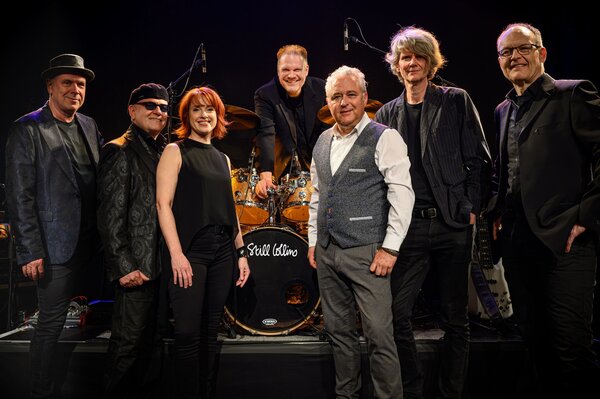 Bild vergr&ouml;&szlig;ern: Musiker in dunkler Kleidung vor einem Schlagzeug