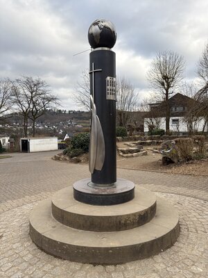 Bild vergr&ouml;&szlig;ern: Erz�hls�ule Skulptur St.- Ursula