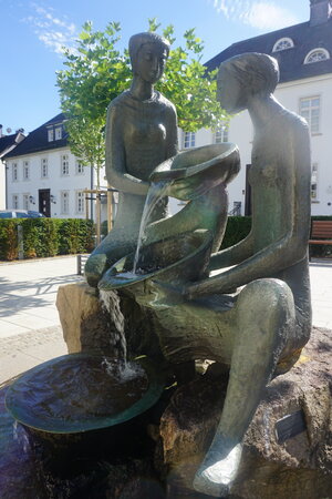 Bild vergr&ouml;&szlig;ern: Skulptur Geben und Nehmen - Brunnen Klosterplatz