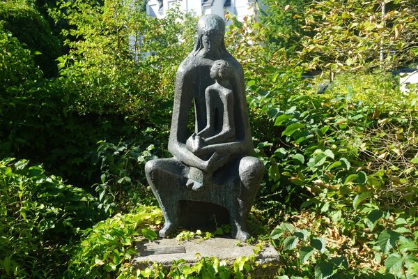 Bild vergr&ouml;&szlig;ern: Skulptur Mutter mit Kind