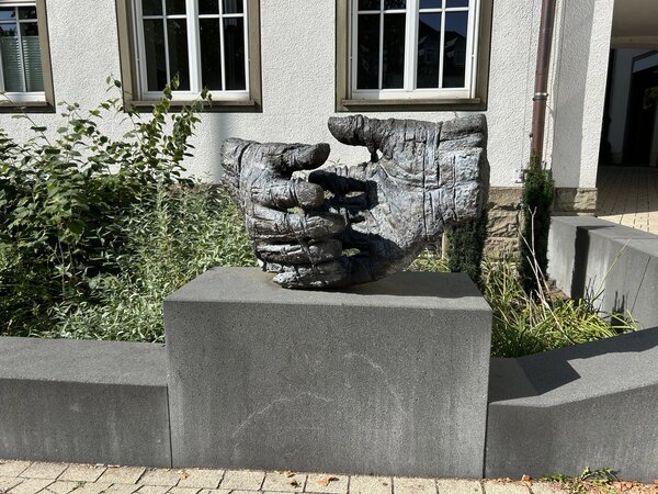 Bild vergr&ouml;&szlig;ern: Skulptur Sich treffende H�nde