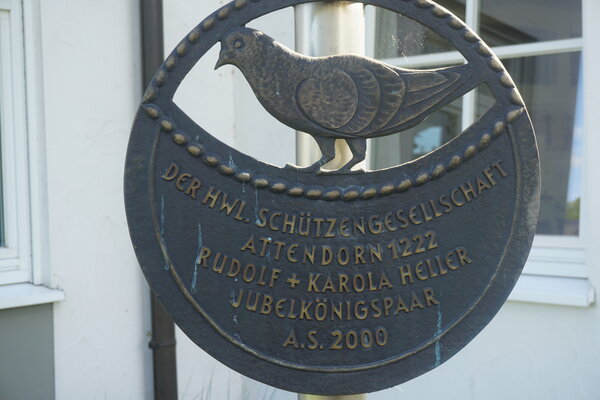 Bild vergr&ouml;&szlig;ern: Skulpturenwanderweg - Sch�tzenbaum Inschrift