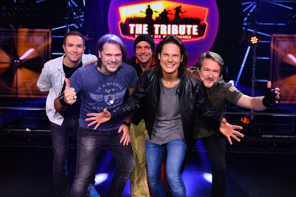 Bild vergr&ouml;&szlig;ern: F�nf Musiker in einem Fernsehstudio