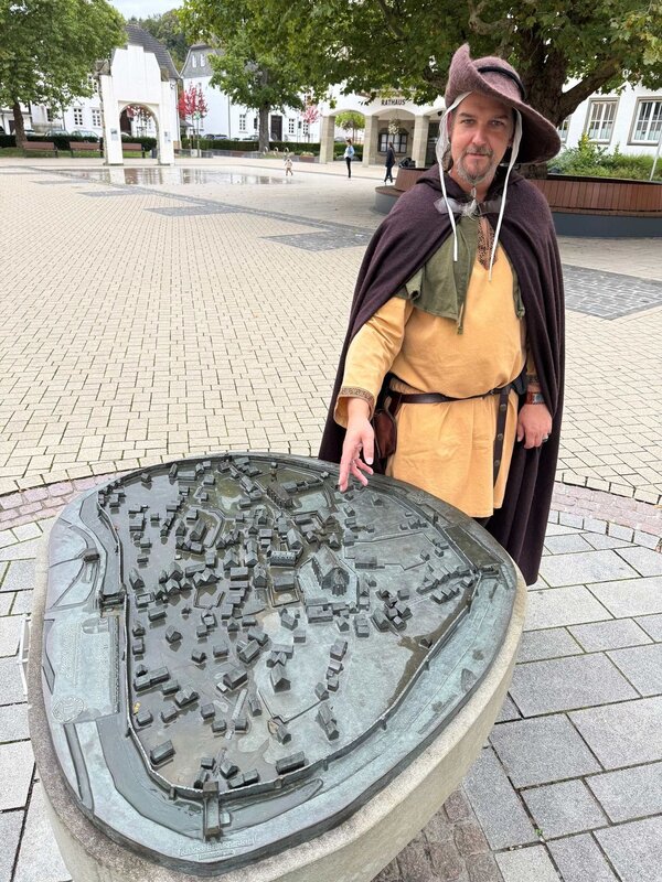 Bild vergr&ouml;&szlig;ern: Mann im historischen Kost�m mit Hut