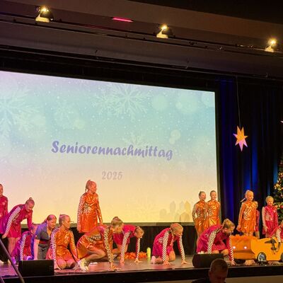 Bild vergr&ouml;&szlig;ern: T�nzerinnen in roten Kost�men auf einer B�hne