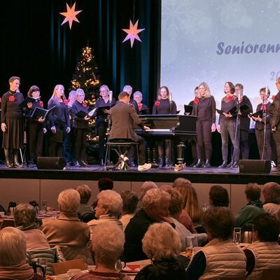 Bild vergr&ouml;&szlig;ern: Frauenchor auf einer B�hne vor Publikum