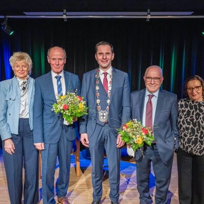 Bild vergr&ouml;&szlig;ern: F�nf Personen mit Blumen auf einer B�hne.