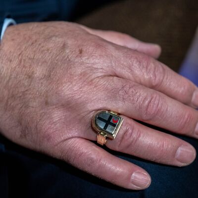 Bild vergr&ouml;&szlig;ern: Ehrenring der Hansestadt Attendorn an einem Finger.