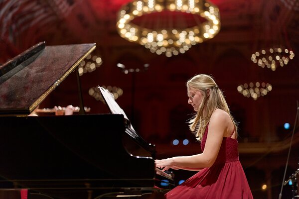 Bild vergr&ouml;&szlig;ern: Eine Frau spielt Piano.