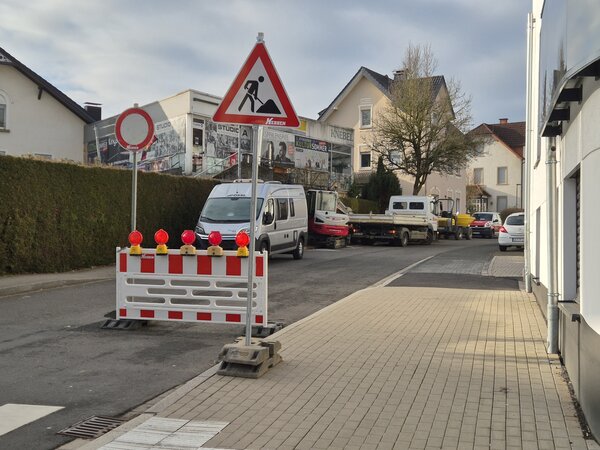 Eine Baustelle auf einer Stra�e.