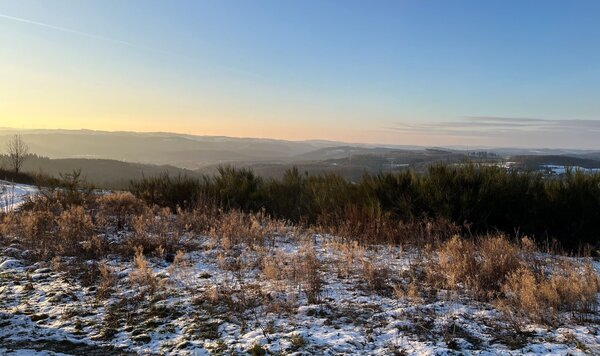 Blick von einer Anh�he auf eine winterliche Landschaft