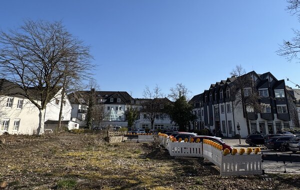 Blick auf ein unbebautes Grundst�ck mit H�usern im Hintergrund