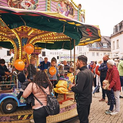 Bild vergr&ouml;&szlig;ern: Kinderkarussell mit Kindern und EWrwachsenen