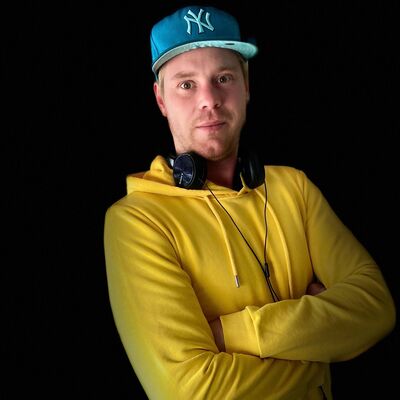 Bild vergr&ouml;&szlig;ern: Junger Mann mit gelbem Hoodie und blauer Kappe