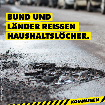 Bild vergr&ouml;&szlig;ern: Schlaglock im Asphalt mit dem Schriftzug: Bund und L�nder rei�en Haushaltsl�cher.