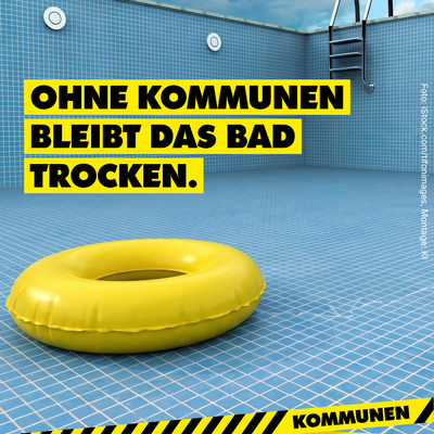 Bild vergr&ouml;&szlig;ern: Gelber Schwimmreifen am Grund eines leeren Schwimmbeckens mit dem Schriftzug: Ohne Kommunen bleibt das Bad trocken.