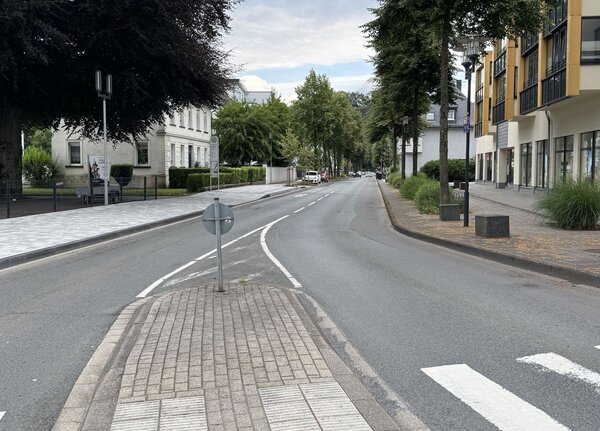 Blick von einer Verkehrsinsel aus in eine Stra�e