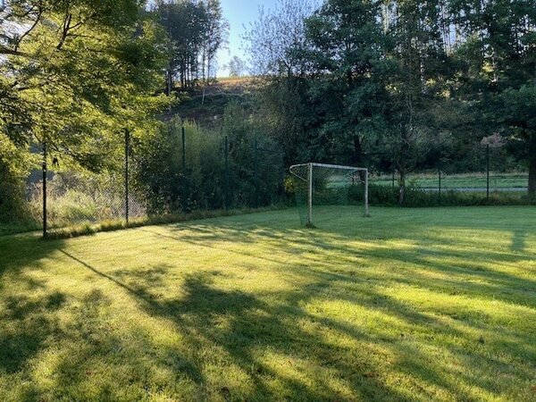Blick �ber einen Rasenplatz auf ein Fu�balltor