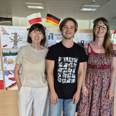 Bild vergr&ouml;&szlig;ern: Drei Menschen vor einer Collage.