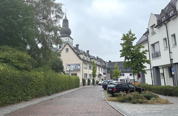 Blick in eine ruhige Stra�e mit Parkstreifen