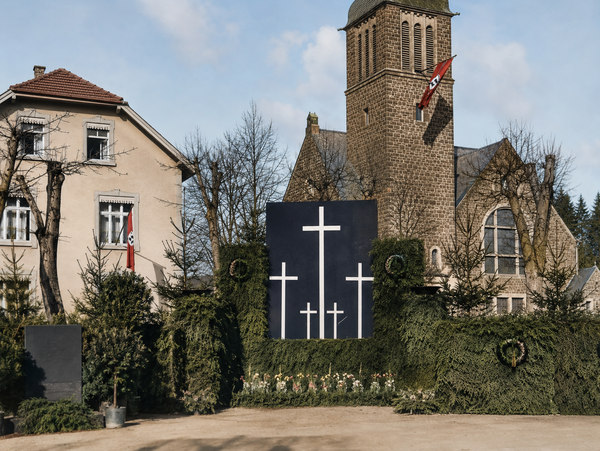 Bild vergr&ouml;&szlig;ern: Kirche mit Kreuzen