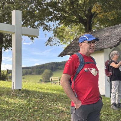 Bild vergr&ouml;&szlig;ern: Ein Pilger vor einem Kreuz.