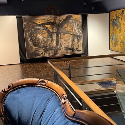 Bild vergr&ouml;&szlig;ern: Blick in einen Ausstellungsraum mit einem Sofa