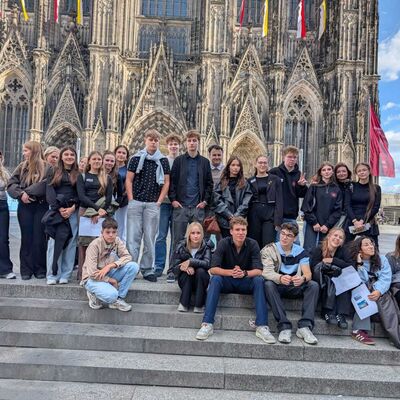 Bild vergr&ouml;&szlig;ern: Eine Gruppe Jugendlicher vor dem K�lner Dom.