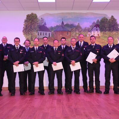 Bild vergr&ouml;&szlig;ern: Feuerwehrkr�fte bei einer Ehrung.