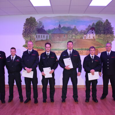 Bild vergr&ouml;&szlig;ern: Feuerwehrkr�fte bei einer Ehrung.