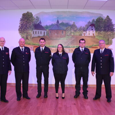 Bild vergr&ouml;&szlig;ern: Feuerwehrkr�fte bei einer Ehrung.