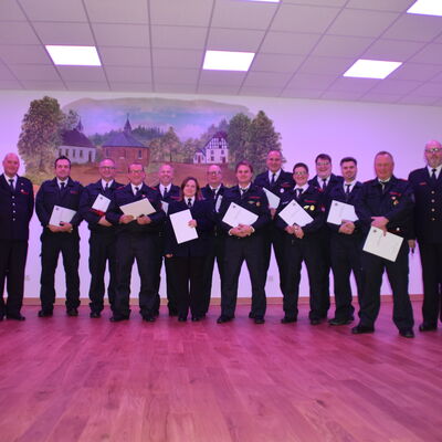 Bild vergr&ouml;&szlig;ern: Feuerwehrkr�fte bei einer Ehrung.