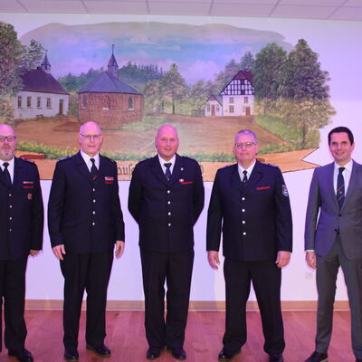 Bild vergr&ouml;&szlig;ern: Feuerwehrkr�fte bei einer Ehrung.