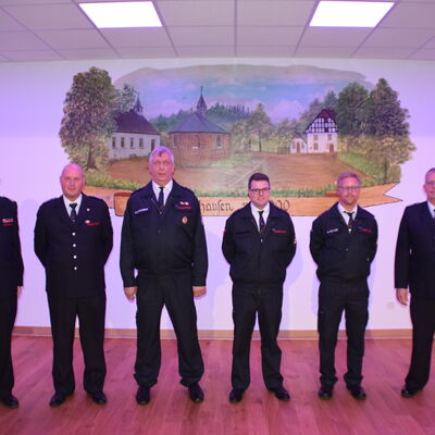 Bild vergr&ouml;&szlig;ern: Feuerwehrkr�fte bei einer Ehrung.