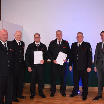 Bild vergr&ouml;&szlig;ern: Feuerwehrkr�fte bei einer Ehrung.