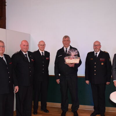 Bild vergr&ouml;&szlig;ern: Feuerwehrkr�fte bei einer Ehrung.