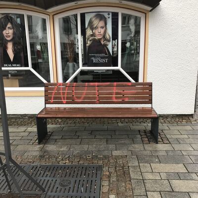 Bild vergr&ouml;&szlig;ern: Graffiti Sitzbank Hinweise