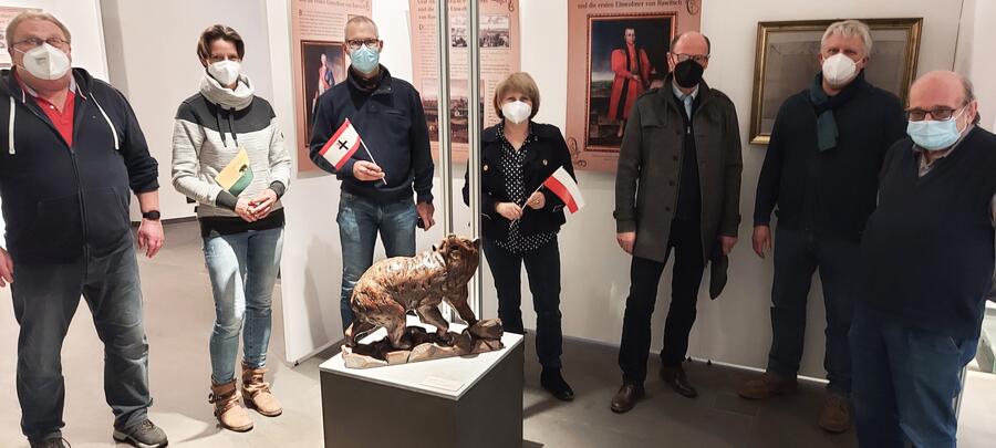 Mehrere Personen in einem Museum.