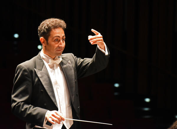 Bild vergr&ouml;&szlig;ern: Nabi Shehata dirigiert