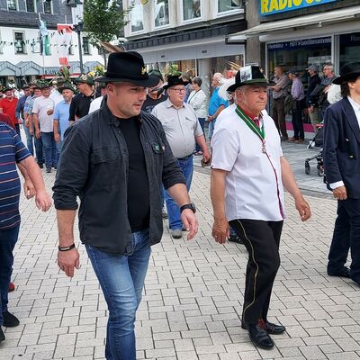 Bild vergr��ern: Delegation Rawicz Sch�tzenfest Attendorn 2002