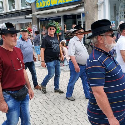 Bild vergr��ern: Delegation Rawicz Sch�tzenfest Attendorn 2002