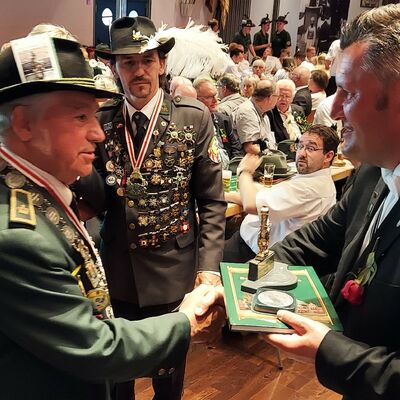 Bild vergr��ern: Delegation Rawicz Sch�tzenfest Attendorn 2002